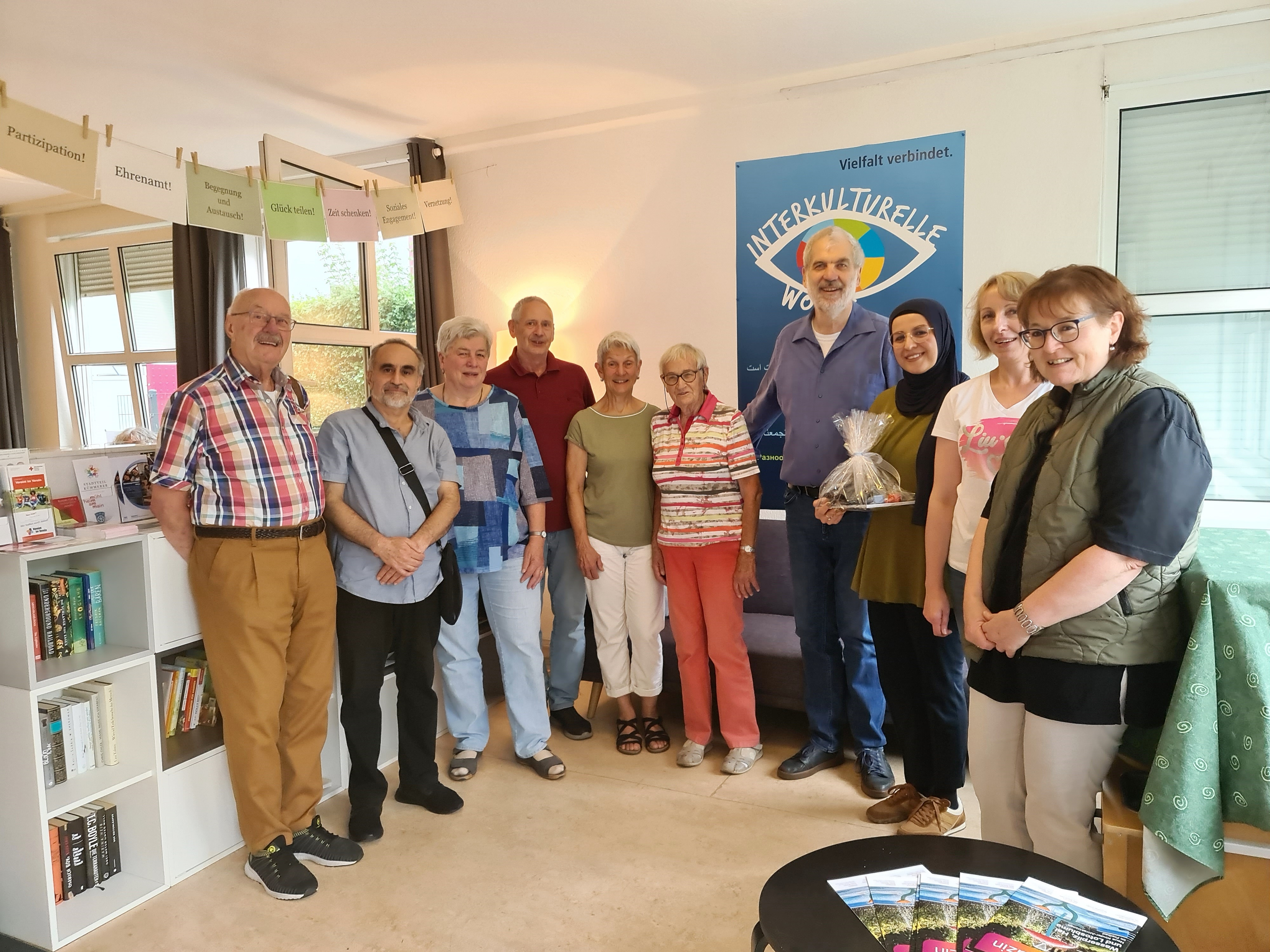 Mujhgan Rashid inmitten des Teams von Sozialladen und Kontakt-Café 